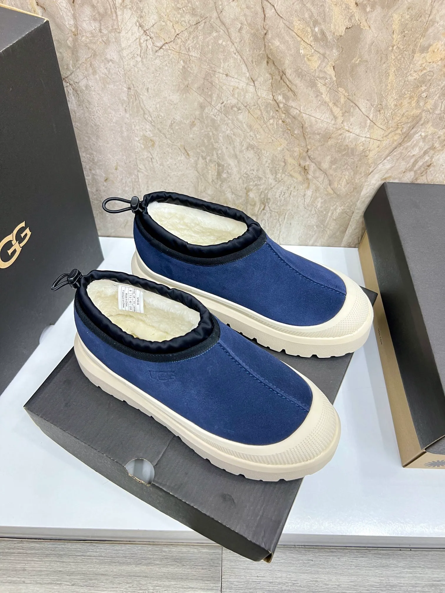 Men's men's shoes💰: 💰540💰Couple model👫 UGG Tasman Weather Hybrid one-second snow boots👢 Wang Yibo's same 👏 classic Tasman shoe is designed with environmentally friendly waterproof and snowproof material, which is both fashionable and functional. At the same time, it is paired with the new UGG Keen furry color-blocked jacket. Bright orange and maroon collide to create a new light outdoor style and open up a new travel experience in early autumn! Using the best materials, the 17mm fur-integrated surface is warmer and more breathable, and the outsole is upgraded to a lightweight and wear-resistant light wing technology outsole! Size: Women’s size 35-40 / Men’s size 38–44 (45 customized) Official website color